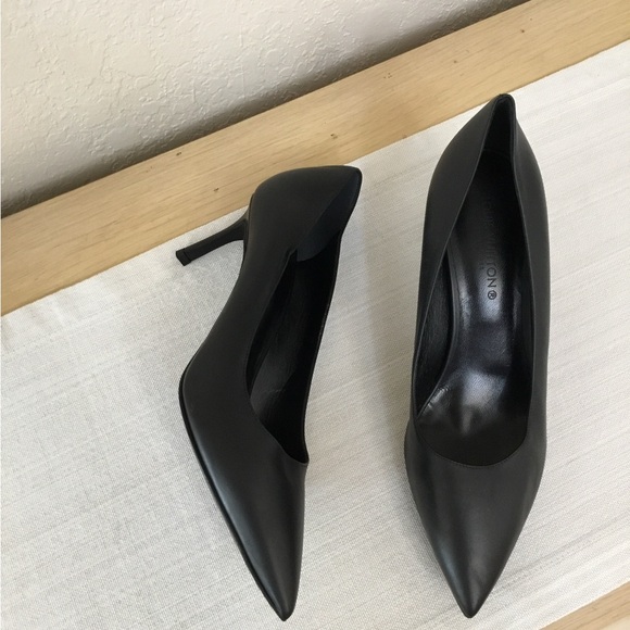 LOUIS VUITTON Black Smooth Leather Uniformes Pumps Size 40